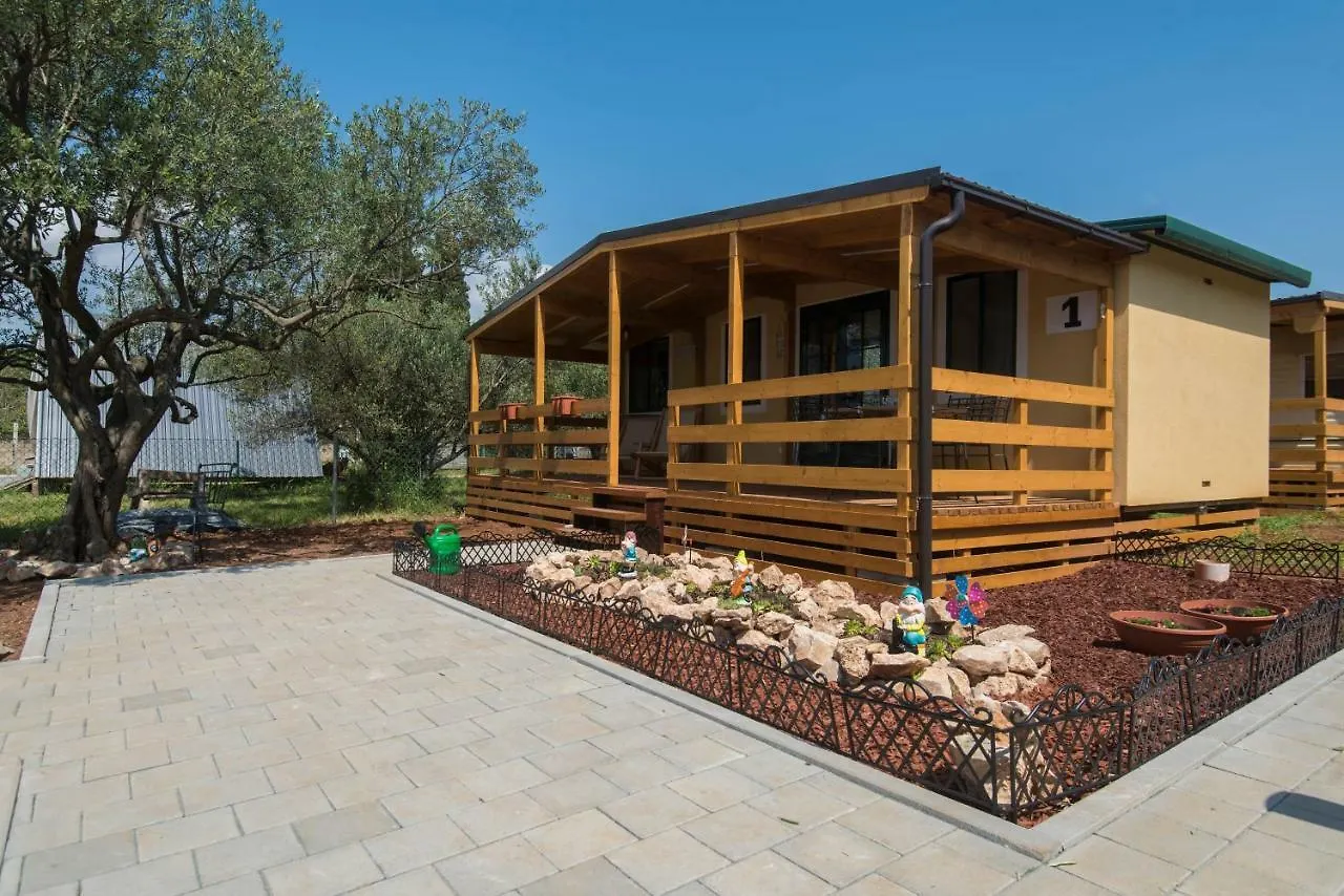 Kamp Karla & Bruno Hotel Sveti Filip i Jakov 2*,